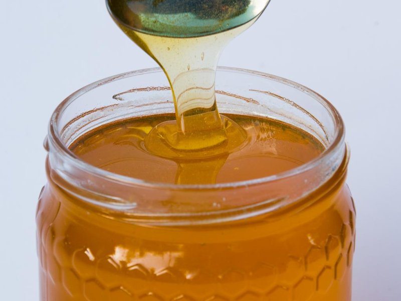 Ab Mitte Juli gibt es wieder fl&uuml;ssigen Honig