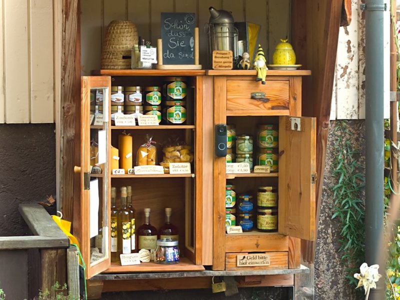 Unser Honigschr&auml;nkchen ist gewachsen